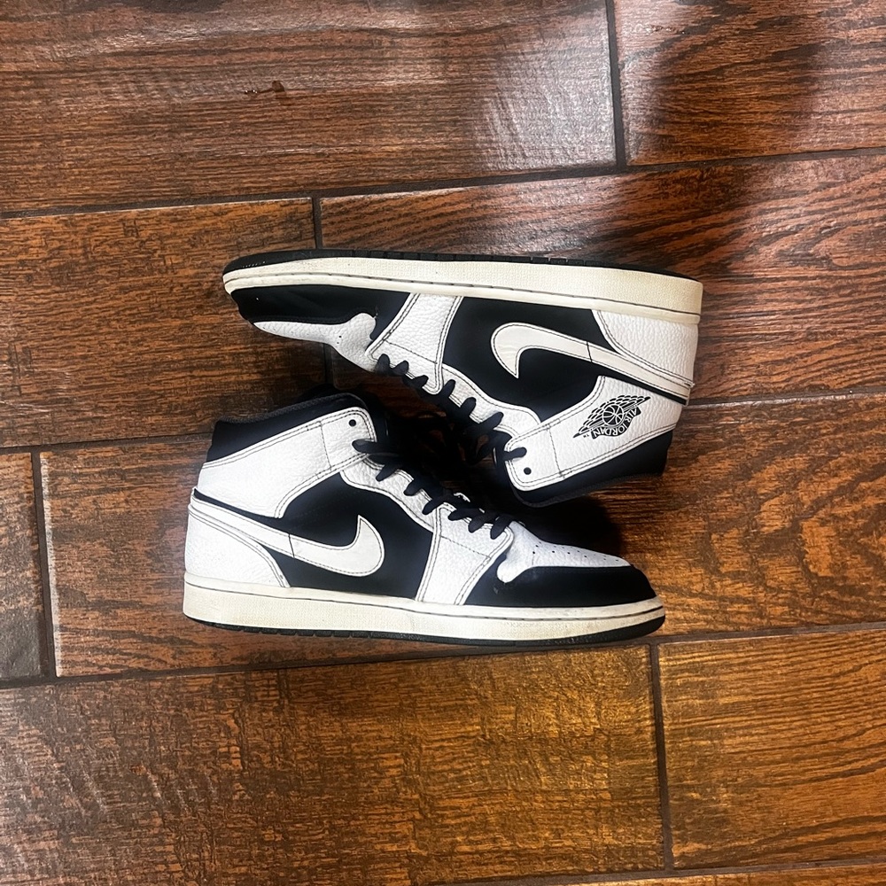 Tuxedo Jordan 1 Mids size 9.5